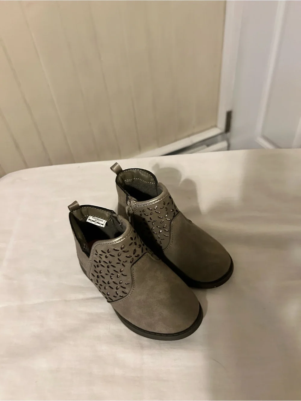 Oshkosh B’gosh Estell Toddler Ankle Boots/Taupe Laser Cut/Toddler’s Size 7 M